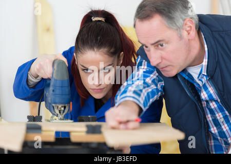 Outils de charpentier sur table en bois avec de la sciure de bois Banque D'Images