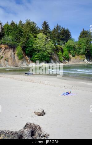 Femme Soleil sur plage avec Boarder Paddle Surf Banque D'Images