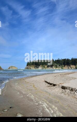 Regarder les gens de paddle-boarders En Sunset Bay State Park, New York Banque D'Images