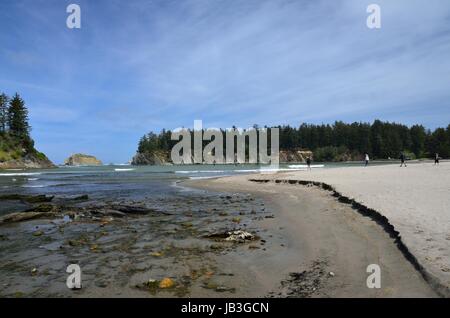 Les gens dans Wtching Paddle Boarder Sunset Bay State Park, New York Banque D'Images