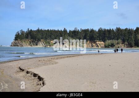 Regarder les gens de paddle-boarders En Sunset Bay State Park, New York Banque D'Images