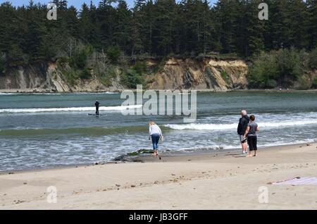 Regarder les gens de paddle-boarders En Sunset Bay State Park, New York Banque D'Images