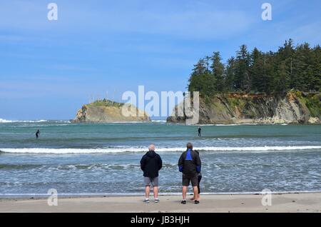 Regarder les gens de paddle-boarders En Sunset Bay State Park, New York Banque D'Images