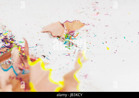 Macro shot : copeaux de crayons de couleur, profondeur de champ Banque D'Images
