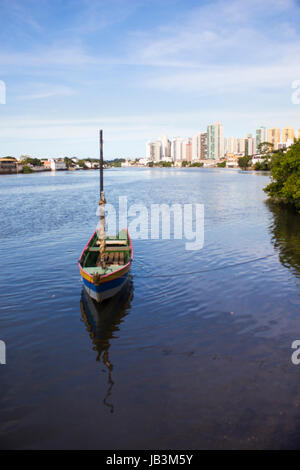 Bateau de pêche en bois sur l'eau Banque D'Images