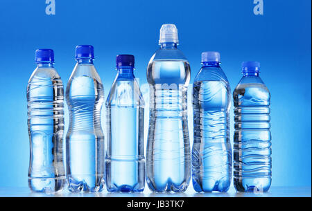 La composition avec un assortiment de bouteilles en plastique d'eau minérale Banque D'Images