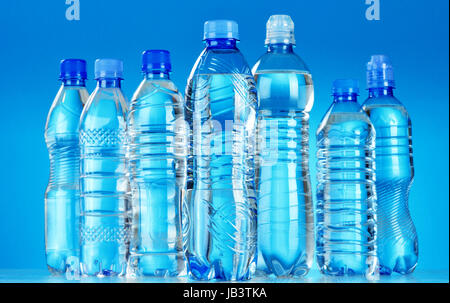 La composition avec un assortiment de bouteilles en plastique d'eau minérale Banque D'Images