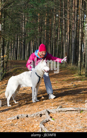 La femme avec un chien dans un parc forestier Banque D'Images