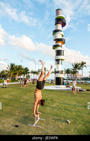 Miami Beach Florida,Gouvernement Cut,front de mer,pelouse,loisirs en plein air,jardin d'obstétrique phare,sculpture,Tobias Rehberger,adultes homme hommes,acroba Banque D'Images