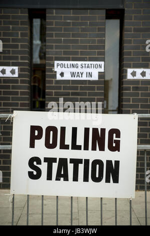 Élections en Grande-Bretagne de scrutin sign sur clôture devant le mur de brique noire à Londres, Royaume-Uni Banque D'Images