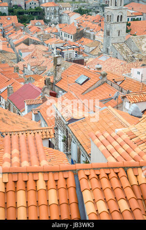 Des tuiles en terre cuite remplir le cadre d'une vue panoramique sur le centre de la vieille ville fortifiée de Dubrovnik, Croatie Banque D'Images