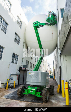 Miami Beach Florida,Ocean court,Alley,Betsy Hotel,The Orb,skyway,Skybridge,Skywalk,passage caché,picker de cerise,levage de rampe,panier,homme hommes,WO Banque D'Images