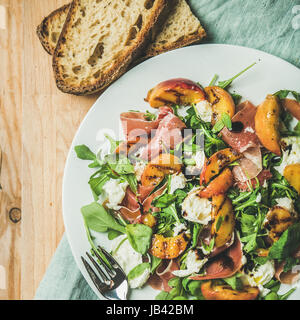 La roquette, prosciutto, mozzarella et légumes grillés salade de pêches, vue du dessus Banque D'Images