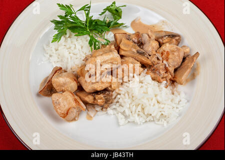 Le riz avec de la viande et des verts - délicieux plat Banque D'Images