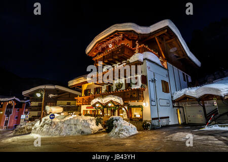 Rue illuminée de Madonna di Campiglio la nuit, Alpes italiennes, Italie Banque D'Images