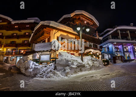 Rue illuminée de Madonna di Campiglio la nuit, Alpes italiennes, Italie Banque D'Images