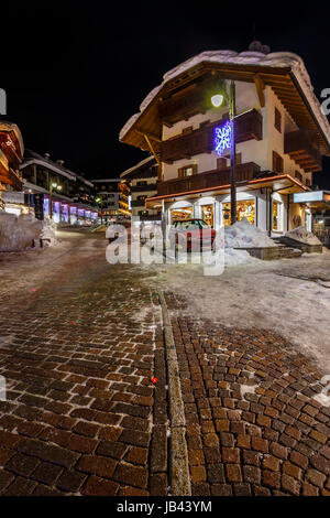 Rue illuminée de Madonna di Campiglio la nuit, Alpes italiennes, Italie Banque D'Images