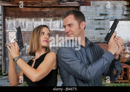 L'homme et la femme de l'agent secret spies avec armes à feu Banque D'Images