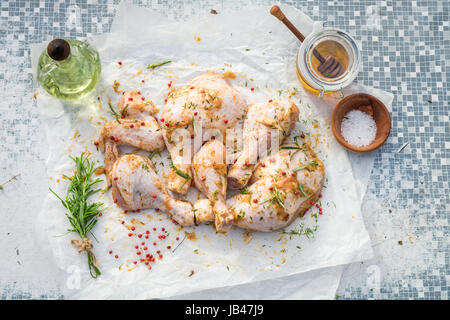 Assaisonner les cuisses de poulet avec du miel pour grill Banque D'Images