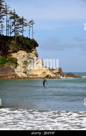 Paddle Boarder à Sunset Bay State Park, New York Banque D'Images