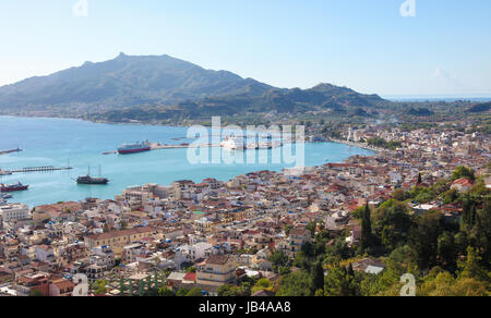 Vue sur la ville de Zakynthos, capitale de l'île de Zakynthos en mer Ionienne, en Grèce. Zakynthos est une célèbre destination touristique. Banque D'Images