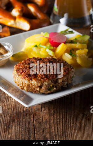 Bayerischer Hackbraten mit Kartoffelsalat Banque D'Images