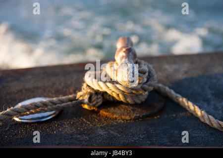 Corde nouée autour de taquet anchor par seaside jetty Banque D'Images