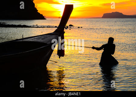 Bateau de pêche pêcheur tirant d'aller à la mer en début de matinée. Banque D'Images