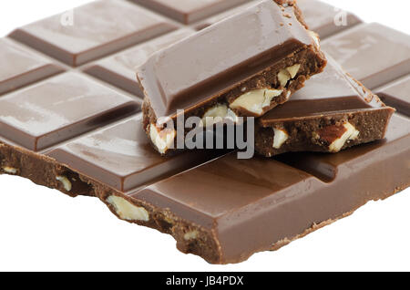 Closeup détail du chocolat avec almods pièces sur fond blanc. Banque D'Images