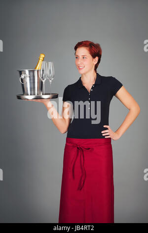 Bedienung - welness weibliche champagner serviert auf einem tablet Banque D'Images