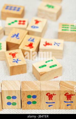 Tuiles en bois libre dans mahjong pendant la lecture sur table textile Banque D'Images