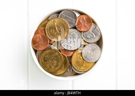 Pièces de monnaie des États-Unis dans le bol en céramique de table en bois Banque D'Images