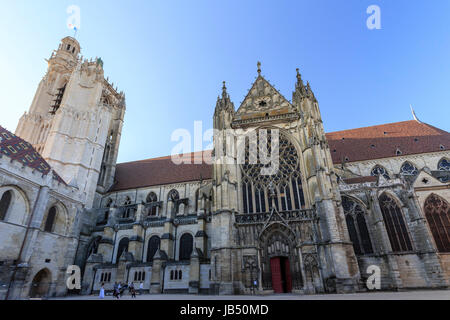 La France, l'Yonne (89), Sens, cathédrale Saint-Etienne, la tour et le portail sud // France, Yonne, Sens, Saint Etienne Cathedral Banque D'Images