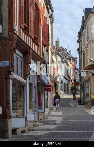 La France, l'Yonne (89), Joigny, la rue Gabriel Cortel monte dans la vieille ville // France, Yonne, Joigny, Gabriel Cortel street dans la vieille ville Banque D'Images