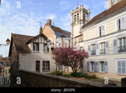 La France, l'Yonne (89), Joigny, place des innocents et clocher de l'église Saint-Thibault // France, Yonne, Joigny, Innocents square Banque D'Images