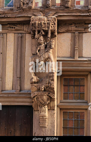 La France, l'Yonne (89), Joigny, place du Pilori, la maison du Pilori du drapier Martin Lebeuf, sculpture rébus, Saint Martin et un boeuf sur blason indiquant Banque D'Images