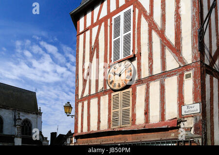 La France, l'Yonne (89), Joigny, maison à colombages et horloge // France, Yonne, Joigny, maison à colombage avec réveil Banque D'Images