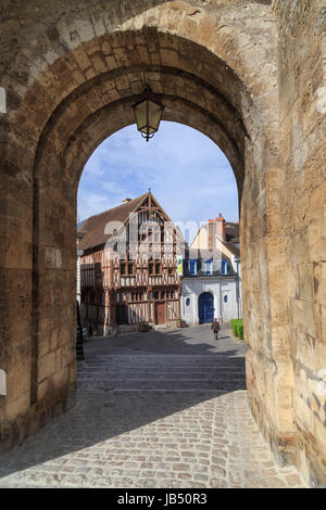 La France, l'Yonne (89), Joigny, maison dite du Bailli vu au travers de la porte Saint-Jean // France, Yonne, Joigny, Bailli house à travers la Porte S Banque D'Images