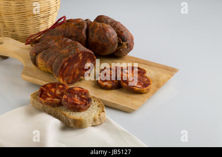 Soppressata, saucisse, salami italien typique de Calabre, avec corbeille Banque D'Images