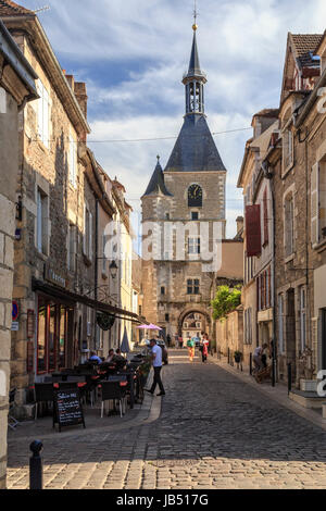 La France, l'Yonne (89), région du Morvan, Avallon, la Grande Rue et la Tour de l'horloge // France, Yonne, région du Morvan, Avallon, Grande Rue et de l'échevinage Banque D'Images