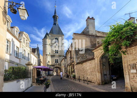 La France, l'Yonne (89), région du Morvan, Avallon, la Grande Rue et la Tour de l'horloge // France, Yonne, région du Morvan, Avallon, Grande Rue et de l'échevinage Banque D'Images