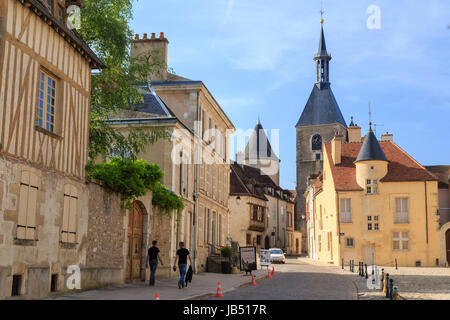 La France, l'Yonne (89), région du Morvan, Avallon, la rue Bocquillot et la Tour de l'horloge // France, Yonne, région du Morvan, Avallon, une rue Bocquillot Banque D'Images