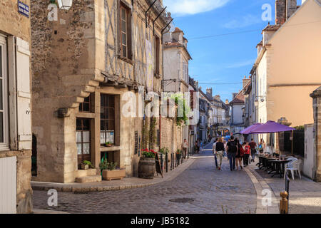 La France, l'Yonne (89), région du Morvan, Avallon, la Grande Rue // France, Yonne, région du Morvan, Avallon, Grande Rue Banque D'Images