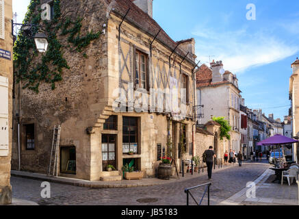 La France, l'Yonne (89), région du Morvan, Avallon, la Grande Rue // France, Yonne, région du Morvan, Avallon, Grande Rue Banque D'Images