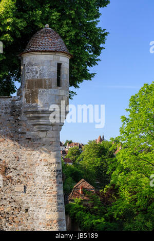 La France, l'Yonne (89), région du Morvan, Avallon, les remparts, ici le bastion de la petite porte, l'échauguette // France, Yonne, région du Morvan, Avallon, Banque D'Images