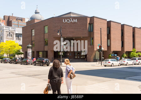 Montréal, Canada - 8 juin 2017 : les piétons traversant la rue en face de l'Université du Québec à Montréal (UQAM), Pavillon Hubert-Aquin Banque D'Images