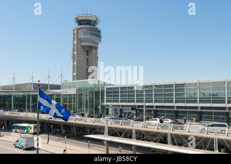 Montréal, Canada - 8 juin 2017 : à l'extérieur de Montréal Pierre Elliott Trudeau International Airport Banque D'Images