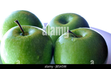La pomme verte fraîchement cueilli de l'arbre prêt à manger Banque D'Images