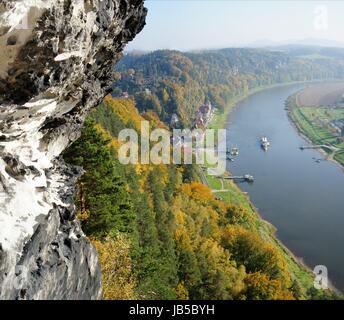 Blick von der Bastei dans der Sächsischen Schweiz in Deutschland auf die Elbe ; bunte Laubwälder, auf der Elbe ein der Sächsischen Dampfschifffahrt Dampfer ; Vue de la Bastei dans la Suisse en Allemagne sur l'Elbe, colorées de forêts de feuillus, sur un bateau à vapeur de l'Elbe le Saxon Steamship Company Banque D'Images