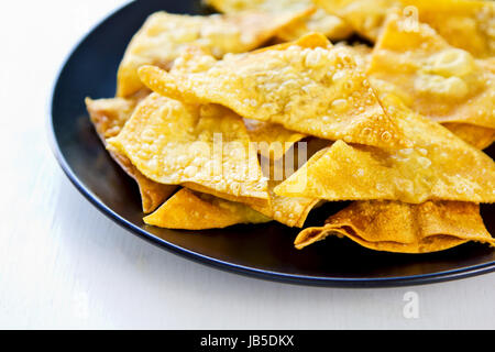 Pâte Wonton frit avec sauce chili sucrée Thaï Banque D'Images